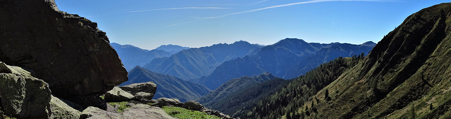 Dalla Baita Predoni (1800 m) vista sulla Val d'Inferno ed oltre